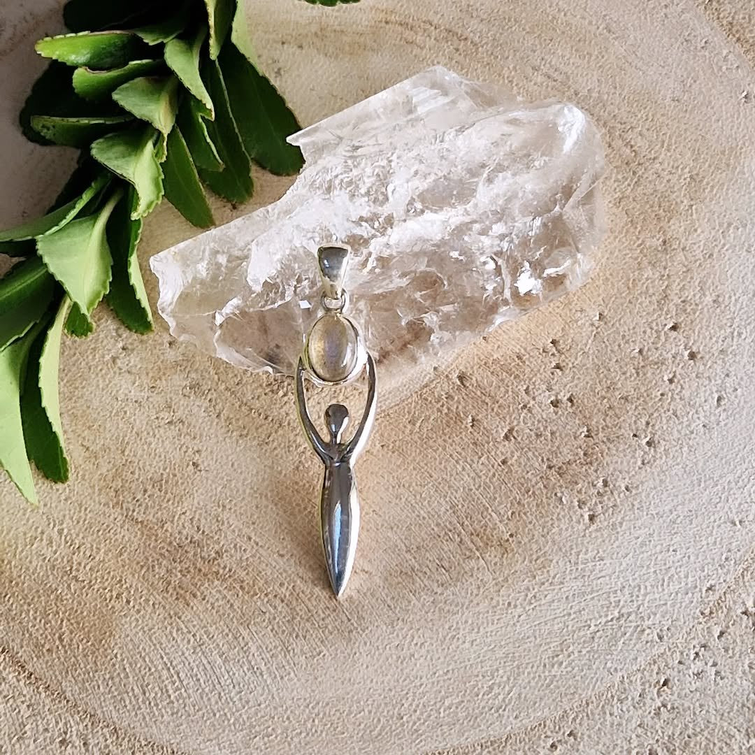 Godin van de aarde hanger in zilver met Labradoriet, laat je inspireren door onze handgemaakte symbool sieraden met e...